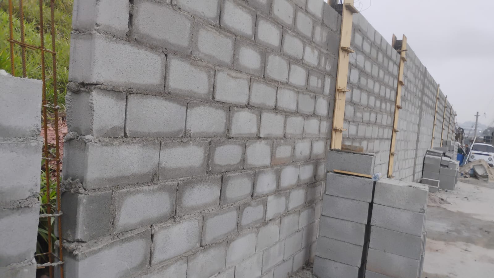 Detalhe de obra em blocos de concreto